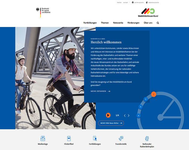 Das Bild zeigt einen Screenshot der Startseite des Mobilitätsforums Bund. Im Bildmittelpunkt sind eine Frau und ein Mann auf Fahrrädern zu sehen, die über eine Brücke fahren. Daneben steht ein Willkommenstext auf blauem Hintergrund.